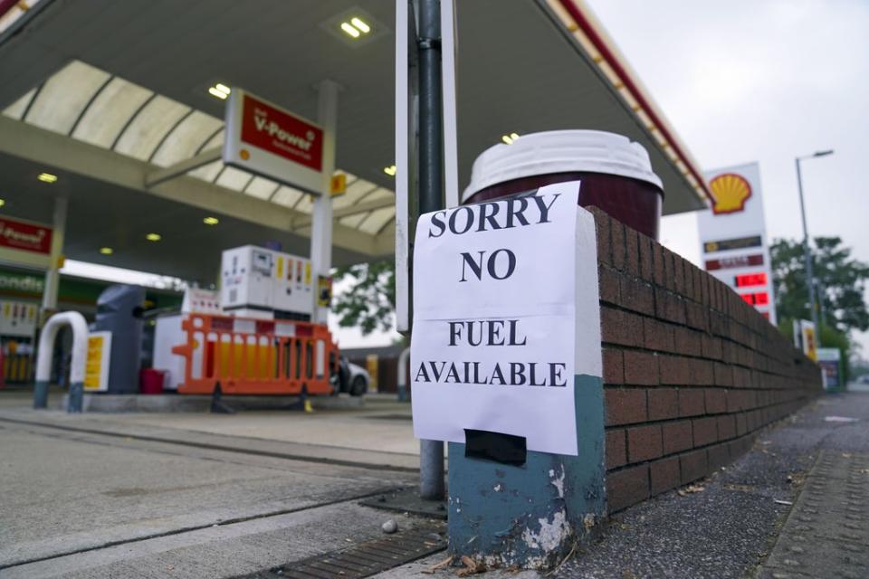 A Shell petrol station in Bracknell, Berkshire, which has no fuel. (Steve Parsons/PA)