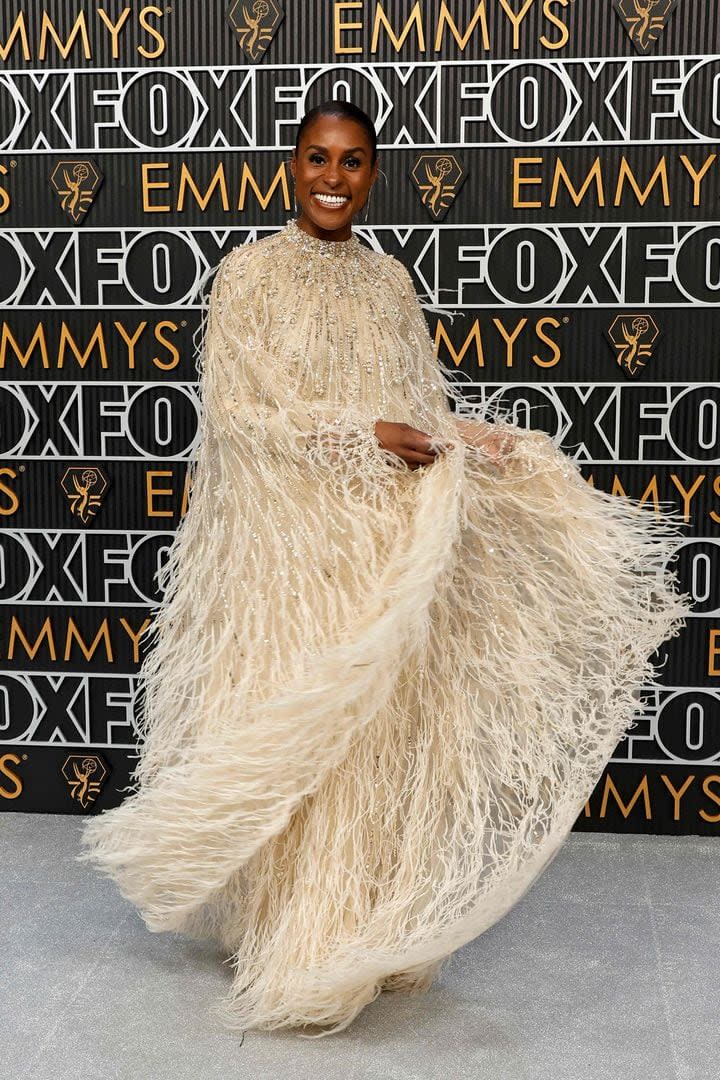 Issa Rae fue otra de las que se destacó con un original vestido de plumas y pedrería en color crema de Pamela Roland
