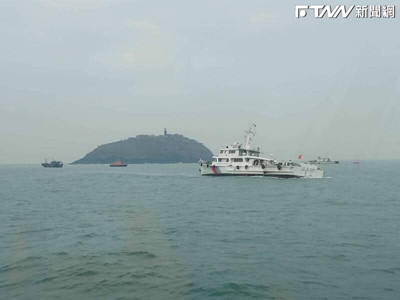 中國漁船「閩龍漁61222」今（14）日凌晨在金門東碇島西南方1.07浬處翻覆沉沒。（圖／翻攝畫面）