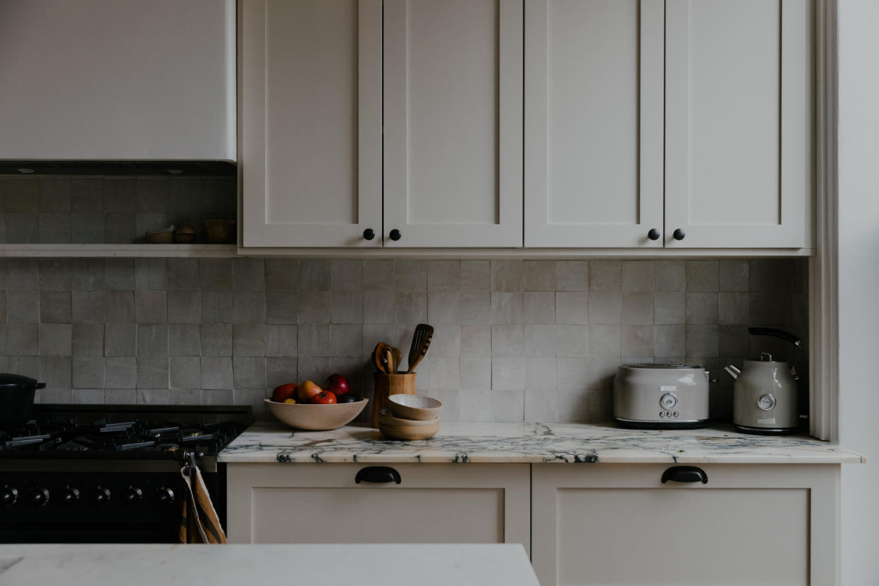  A kitchen with uniform handles. 