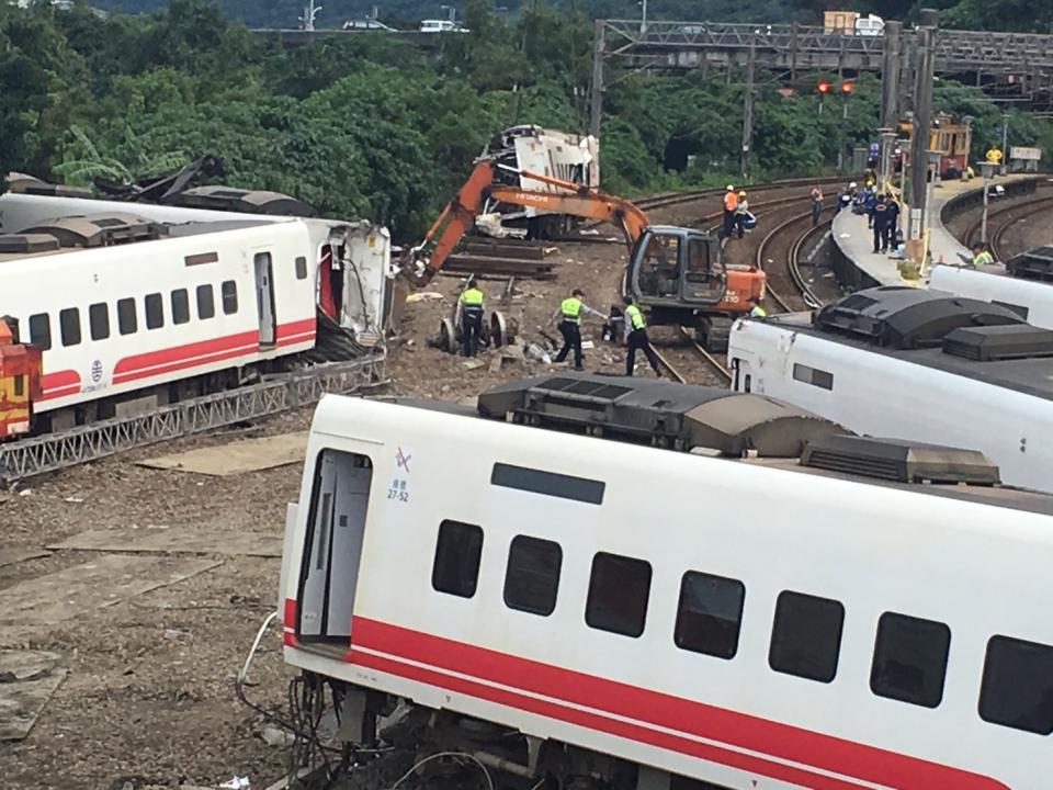 ▲台鐵普悠瑪列車 21 日在蘇澳翻車出軌，第二日現場仍在進行吊掛作業，預估三天吊掛完成。（圖 / 記者陳志仁攝）