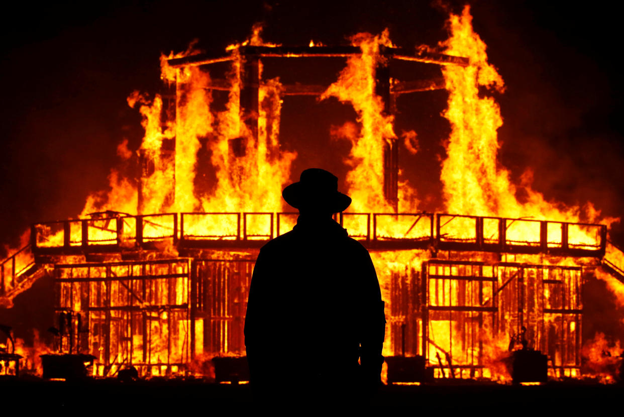 Un Burning Man Ranger protege el perímetro interior alrededor de la efigie de 'The Man' mientras arde en la culminación del festival anual de arte y música Burning Man en el desierto de Black Rock de Nevada, EE.UU. 2 de septiembre de 2017. REUTERS/Jim Bourg