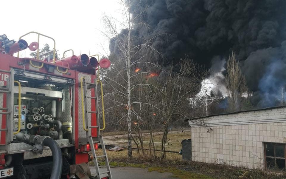 Oil depot in Chernihiv ablaze after being shelled by Russians - Cover Images 