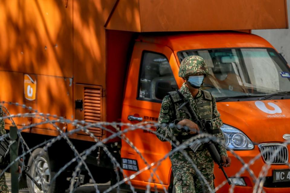 An Armed Forces personnel stands guard at the vicinity of Pasar Borong Selayang April 20, 2020. ― Picture by Firdaus Latif