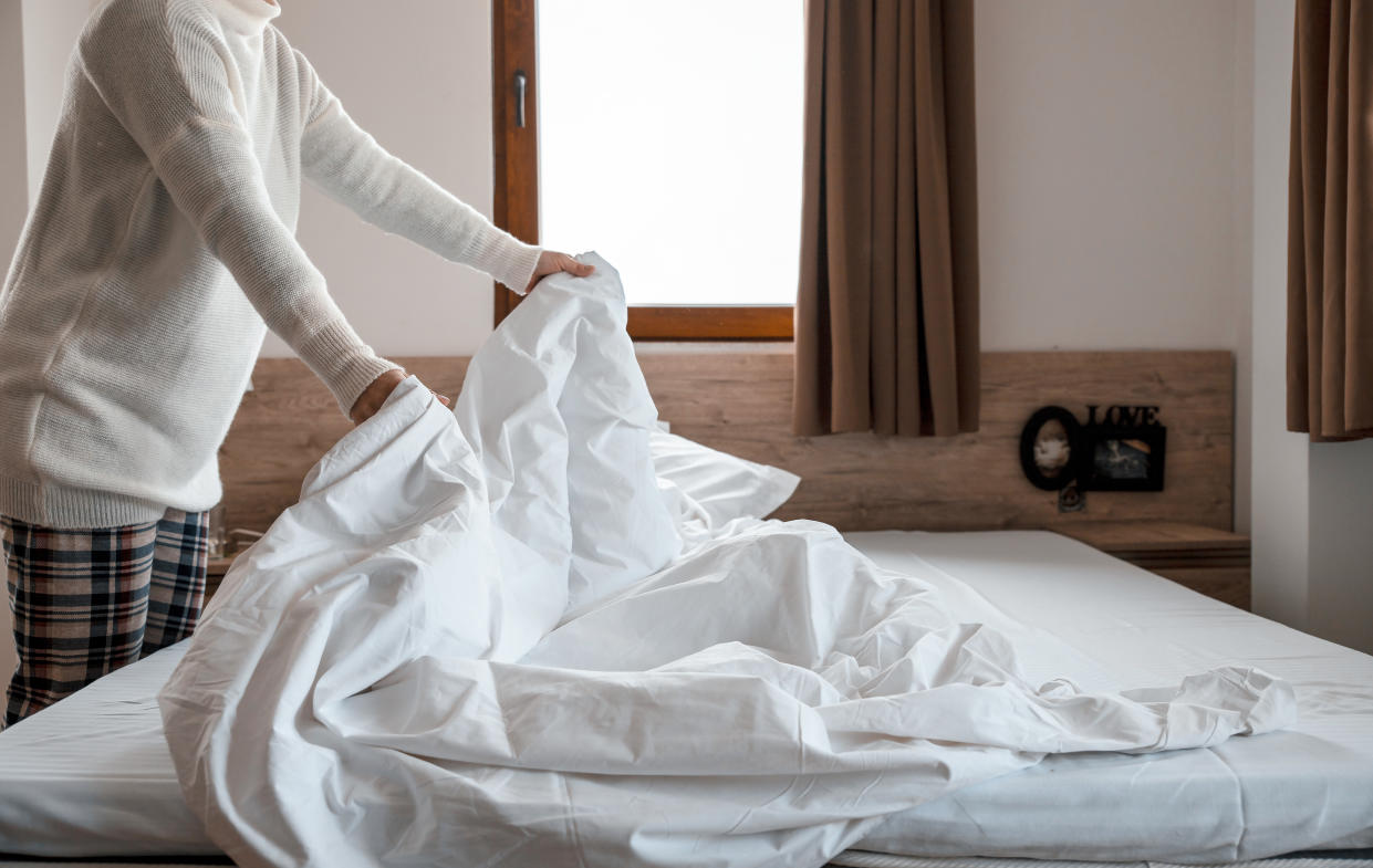 Bettdeckenbeziehen ist nervig - aber das muss nicht sein! (Symbolbild: Getty)