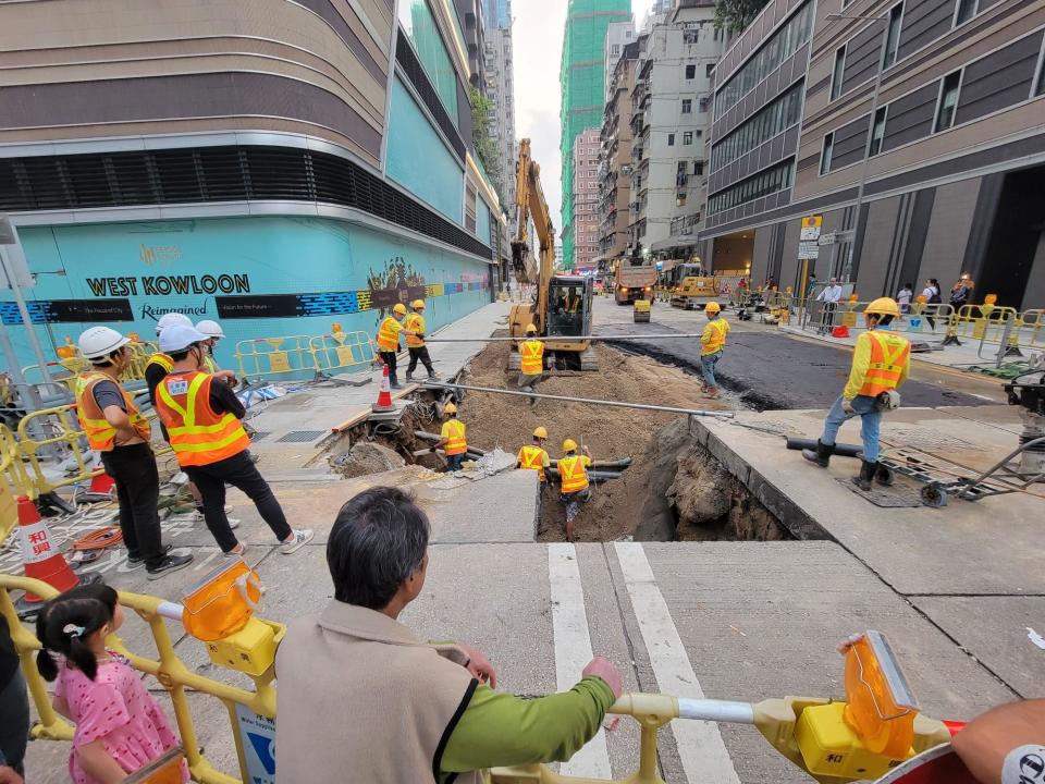 深水埗海壇街發生路陷，並在天雨下疑有擴大跡象。(鍾式明攝)