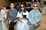 Roland Garros avant l’heure ? Presque ! Audrey Marnay, Elsa Zylberstein et Anne Marivin ont pris place au premier rang du Tennis Club de Paris pour s’inspirer des silhouettes créées par Louise Trotter, la directrice artistique de la marque au crocodile. ©Getty Images