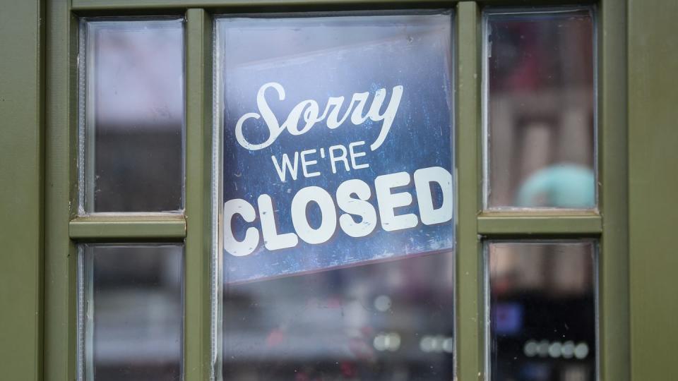 «Sorry we’re closed» steht auf einem Schild in einem Ladenlokal in Berlin.