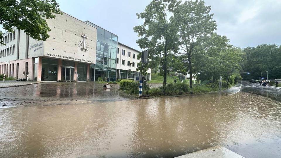 Die heftigen Regenfälle sorgten teilweise für überschwemmte Straßen. (Bild: dpa)