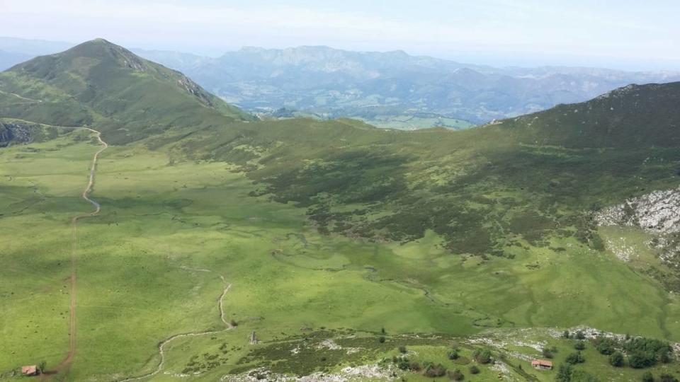 Montaña, monte, valle, prados y lagos.... y todos los tonos de los verdes en los Picos de Europa. Covadonga. Asturias.