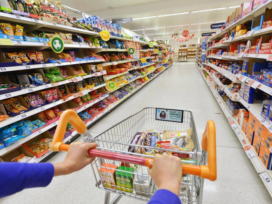 supermarkt einkaufen DE shutterstock_205681468