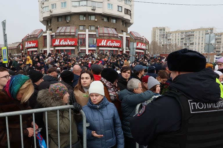 Los dolientes se reúnen frente a la iglesia de la Madre de Dios Consoladora de Mis Penas durante el servicio fúnebre del fallecido líder opositor ruso Alexei Navalny, en el distrito de Maryino en Moscú el 1 de marzo de 2024. 