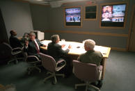 In Nebraska angekommen nahm Bush an einer Videokonferenz unter anderem mit Admiral Richard Mies und dem Stabschef des Weißen Hauses, Andy Card, teil. (Bild-Copyright: The George W. Bush Presidential Library)
