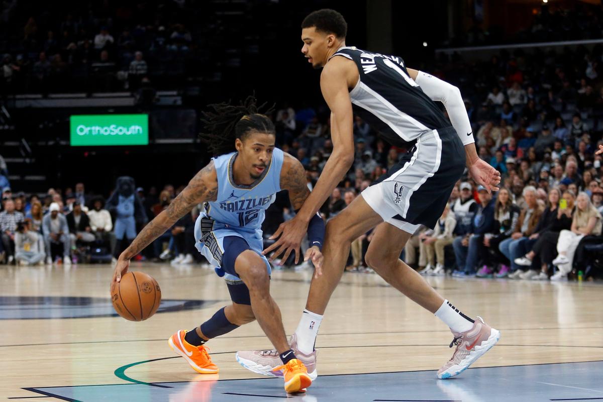 Look Ja Morant dunks on 7foot4 Victor Wembanyama during Grizzlies vs