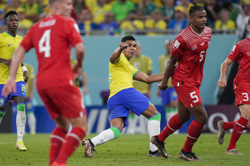 Casemiro al anotar el primer gol de Brasil ante Suiza en el partido por el Grupo G del Mundial, el lunes 28 de noviembre de 2022, en Doha, Qatar. (AP Foto/Ariel Schalit)