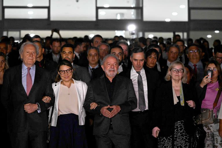 El presidente de Brasil, Luiz Inácio Lula da Silva, los gobernadores y los jueces de la Corte Suprema caminan desde el Palacio de Planalto hasta el edificio de la Corte Suprema en Brasilia