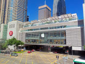 <p>Inaugurada en 2011, fue la primera tienda que Apple abrió en Hong Kong. Está situada entre dos torres sobre una carretera muy concurrida. Destaca por su área para niños con juegos basados en la tecnología. (Foto: Wikimedia Commons). </p>