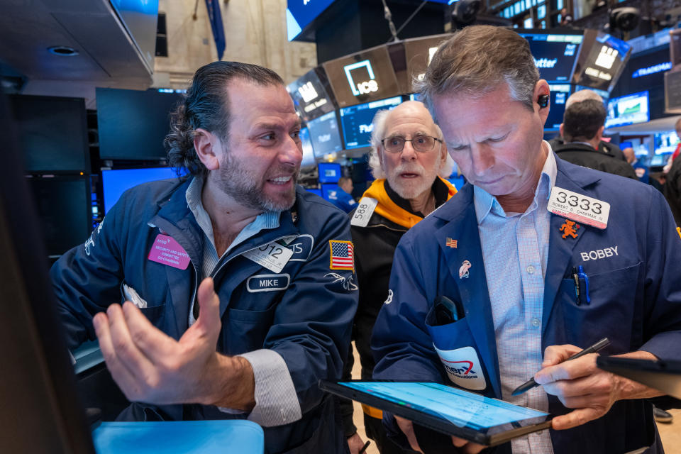 NEW YORK, NEW YORK - 29 JANVIER : les traders travaillent sur le parquet de la Bourse de New York (NYSE) le 29 janvier 2024 à New York.  Les observateurs de Wall Street attendent de voir si l'annonce prochaine de la Fed sur la politique des taux et les violences les plus récentes au Moyen-Orient auront un effet sur les marchés.  (Photo de Spencer Platt/Getty Images)