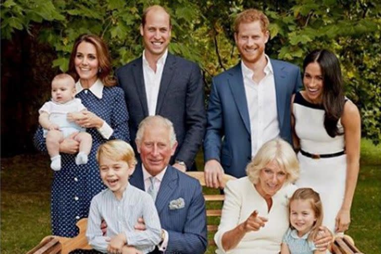 El príncie Carlos pasa junto a su esposa, Camila Parker Bowles, sus hijos y nietos