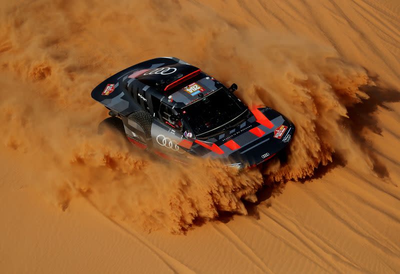 FOTO DE ARCHIVO. Rally - Rally Dakar - Etapa 8 - Al Duwadimi a Hail - Arabia Saudí - 15 de enero de 2024 - Carlos Sainz, del equipo Audi Sport, y su copiloto Lucas Cruz en acción durante la etapa 8