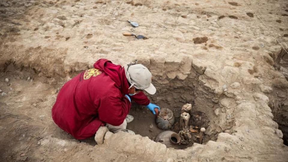 瓦卡普加納遺址中先前已發現其他木乃伊和古代祭品。（圖／翻攝自Twitter@Reuters）