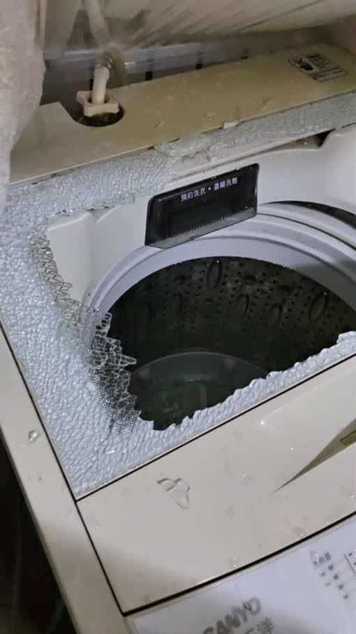 人妻似乎手勁過強，把洗衣機的強化玻璃整片砸碎（圖／翻攝自爆怨公社）