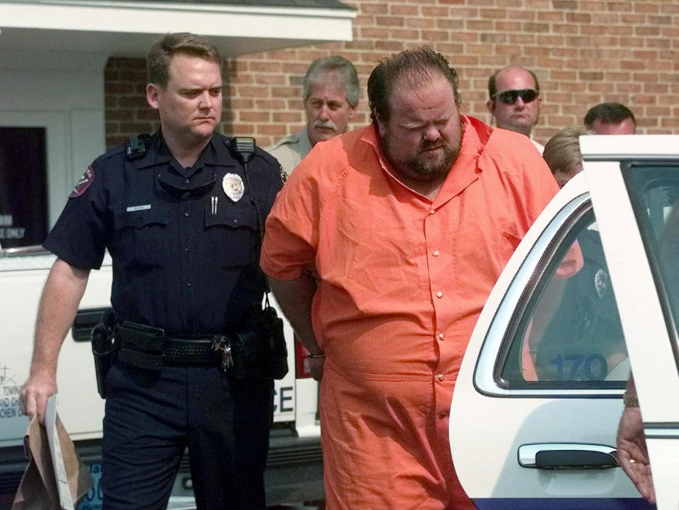 Officials escort murder suspect Alan Eugene Miller away from the Pelham City Jail in Alabama, Aug. 5, 1999.  / Credit: Dave Martin / AP