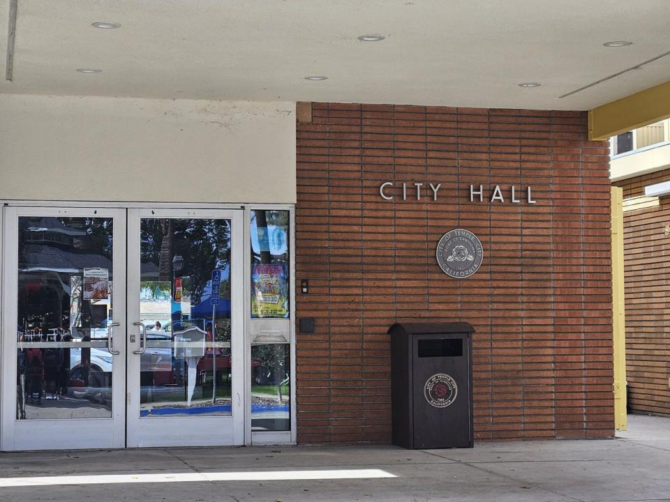 天普市市長文尚丞向加州參議員柯提斯表達支持SB 915，希望強化地方政府在自駕車輛服務部署和監管中的控制權和參與度，以提高公共安全。（記者張庭瑜／攝影）