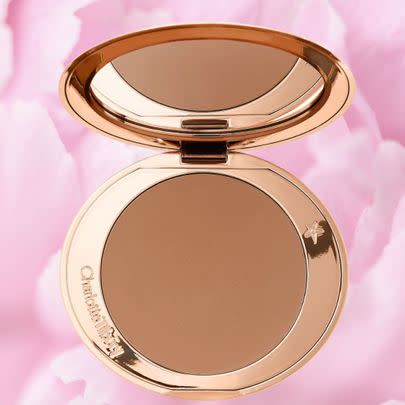 A natural airbrush bronzer