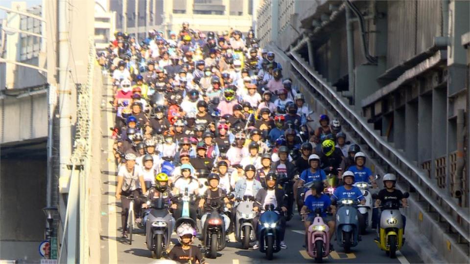 台北橋「機車瀑布」震撼全世界！「上游照」曝光驚呆網：塞到懷疑人生