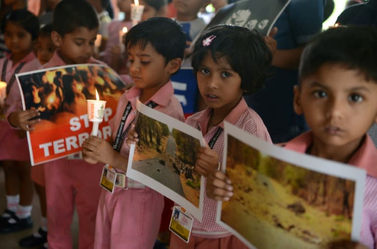 Unos niños rinden tributo a unos comandos indios en Siliguri el 2 de mayo de 2019, al día siguiente de un ataque de los rebeldes maoístas (Diptendu Dutta)