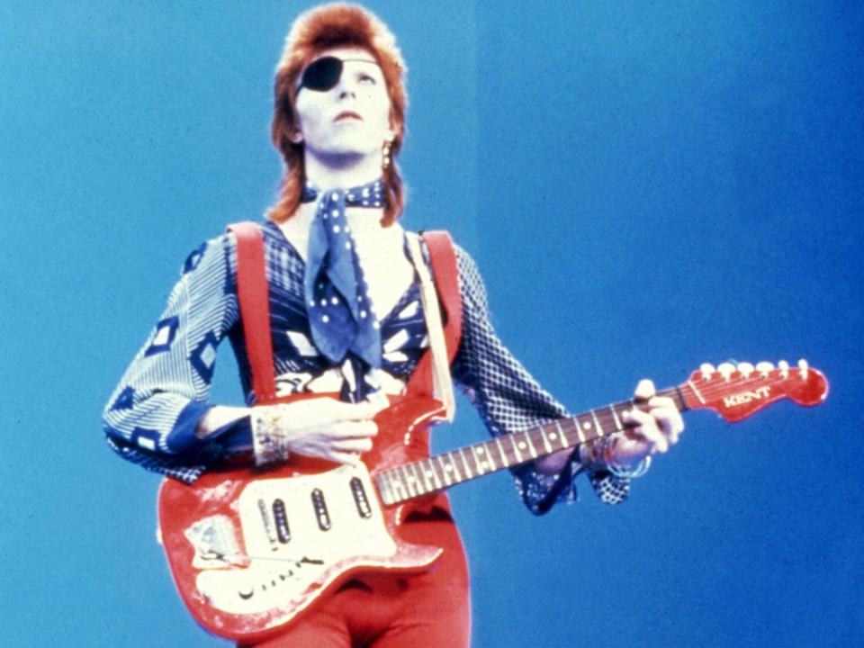 Pictorial proof that Ziggy did indeed play guitar (Rex)