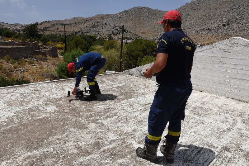 Search for missing British TV doctor continues on Greek island