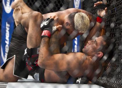 Mark Hunt had Fabricio Werdum uncomfortable early in their fight. (AP)