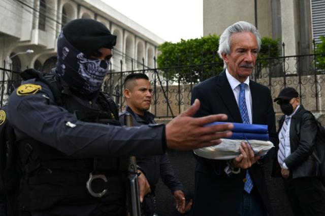 El periodista guatemalteco José Rubén Zamora (der), dueño del diario crítico con el gobierno El Periódico, después de unaa audiencia judicial en Ciudad de Guatemala el 30 de mayo de 2023.