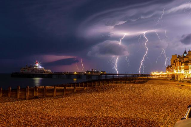 UK weather ALERT: Overnight heat to stay ABOVE 30C as huge storms hit in  matter of hours, Weather, News