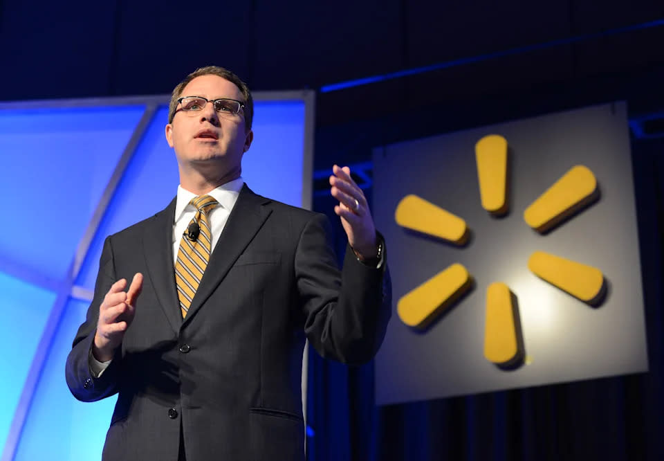 IMAGEN DISTRIBUIDA POR WALMART INC. - El director ejecutivo de Walmart, Doug McMillon, hablando a una audiencia de proveedores y asociados de Walmart en la Exposición de Sostenibilidad de Productos de Walmart, el martes 29 de abril de 2014 en Rogers, Arkansas. Walmart comenzó su Exposición de Sostenibilidad de Productos, una colaboración de tres días con sus proveedores, para ampliar la disponibilidad de productos que apoyan a las personas y al medio ambiente. Los proveedores que participaron representan más de 100 mil millones de dólares en ventas en Walmart; lo cual subrayó la escala y el alcance de la Expo. (Spencer Tirey/Imágenes AP para Walmart Inc.)
