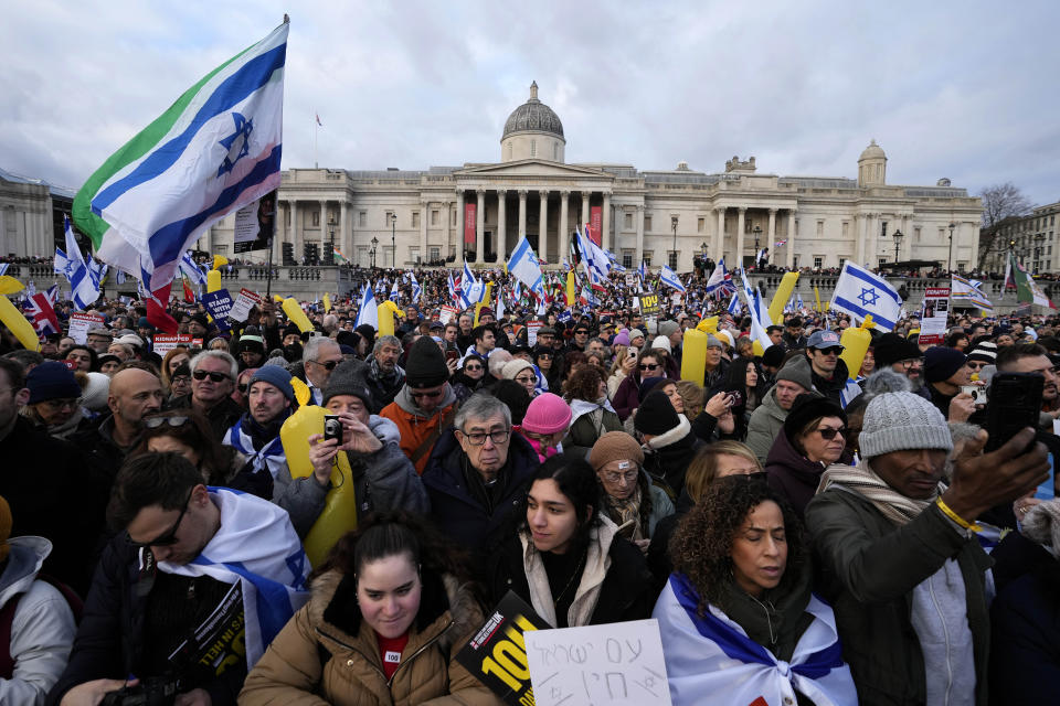 Manifestantes se reúnen para respaldar a Israel al conmemorarse el 100mo día desde que Hamás ingresó a territorio israelí, el domingo 14 de enero de 2024, en Londres. (AP Foto/Frank Augstein)