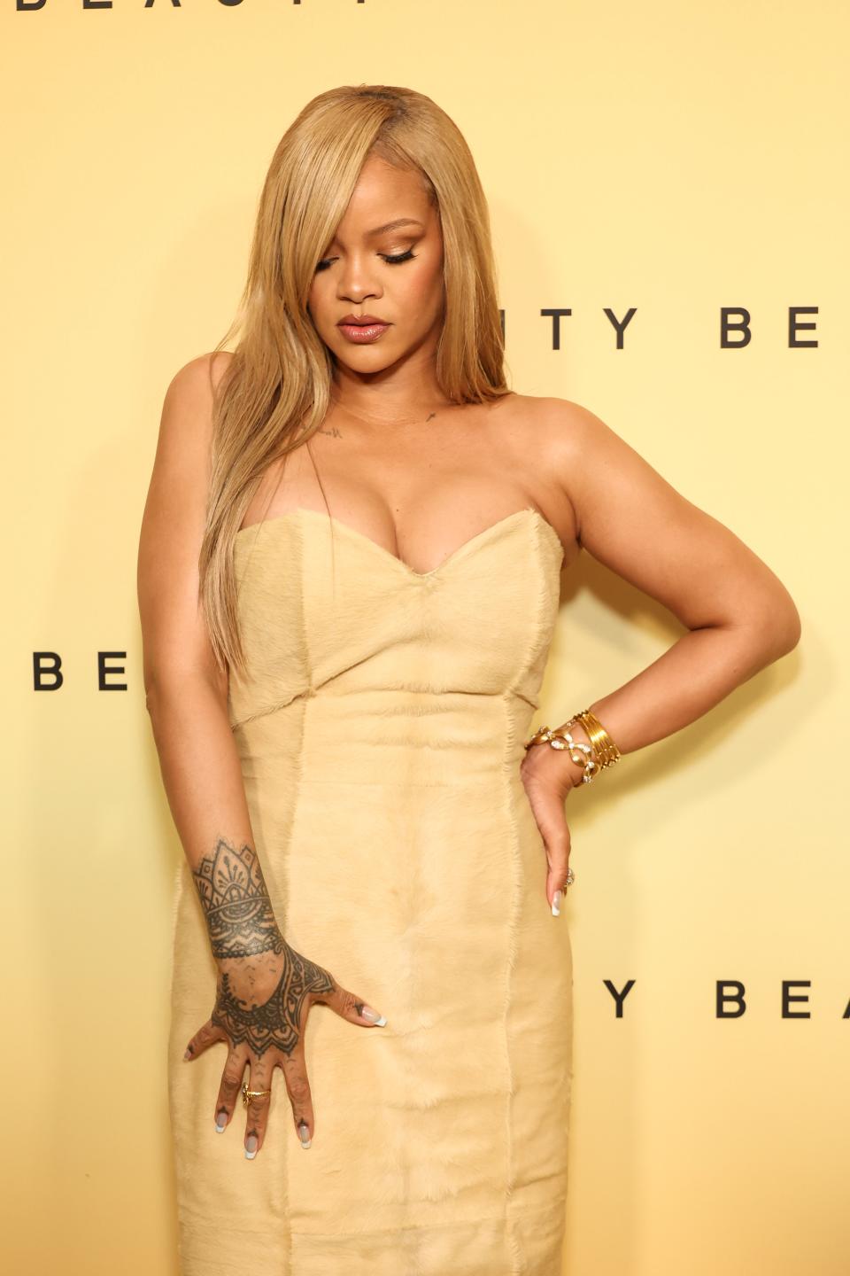 <h1 class="title">Rihanna Golden Glaze French Manicure</h1><cite class="credit">Getty Images</cite>