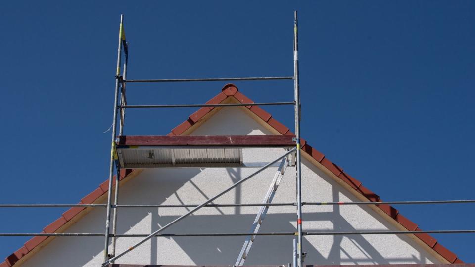 Gerüste stehen an einem Haus einer Neubausiedlung im Frankfurter Stadtteil Nieder-Erlenbach.