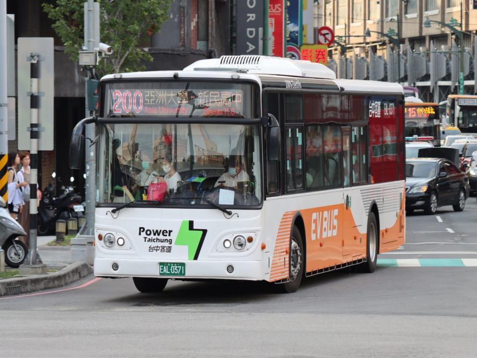 迎接開學，跳蛙公車回來了，中市交通局表示，公車配合通勤通學調整班次，學子可多加利用。（圖：中市府提供）