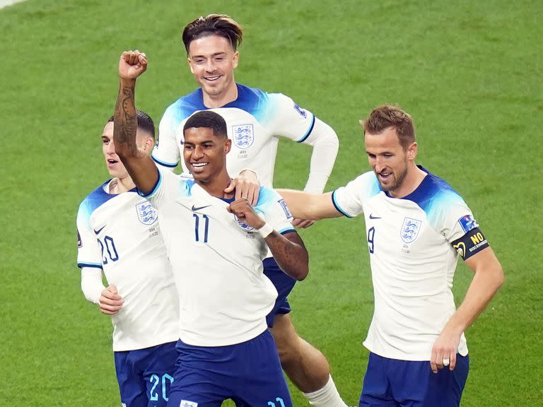 El inglés Marcus Rashford festeja el quinto gol de su equipo ante Irán en el debut mundialista