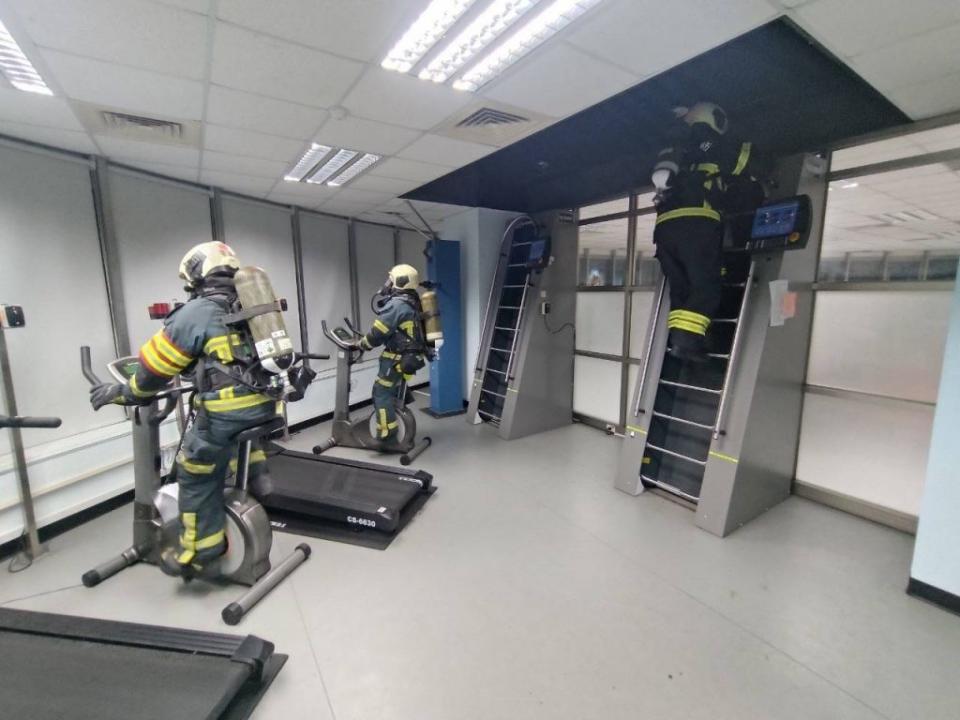 台北市消防局為強化火災搶救能力與安全，對消防員進行極限挑戰評訓完成。（記者孫曜樟攝）
