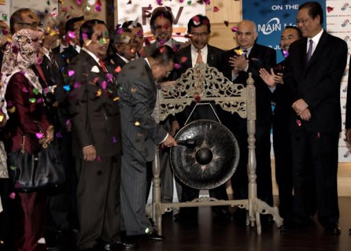 Chairman of Felda Global Ventures Holding, Berhad Mohd Isa Abdul Samad (C) strikes a gong to mark the listing debut of Felda Global at Malaysia Stock Exchange in Kuala Lumpur, on June 28. Shares in Malaysian palm oil giant jumped 18.46 percent on its stock market debut defying global economic doldrums with the world's second-largest IPO this year after Facebook