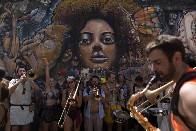 In Rio Even A Ban Can T Keep Revelers From Carnival Streets