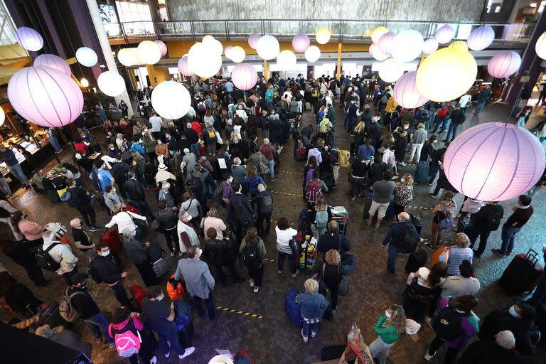 Turistas esperan para embarcar en Buquebus 