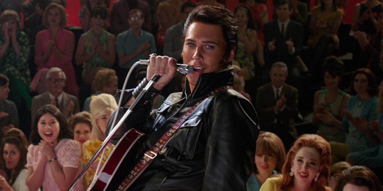 Austin Butler as Elvis with screaming fans behind him