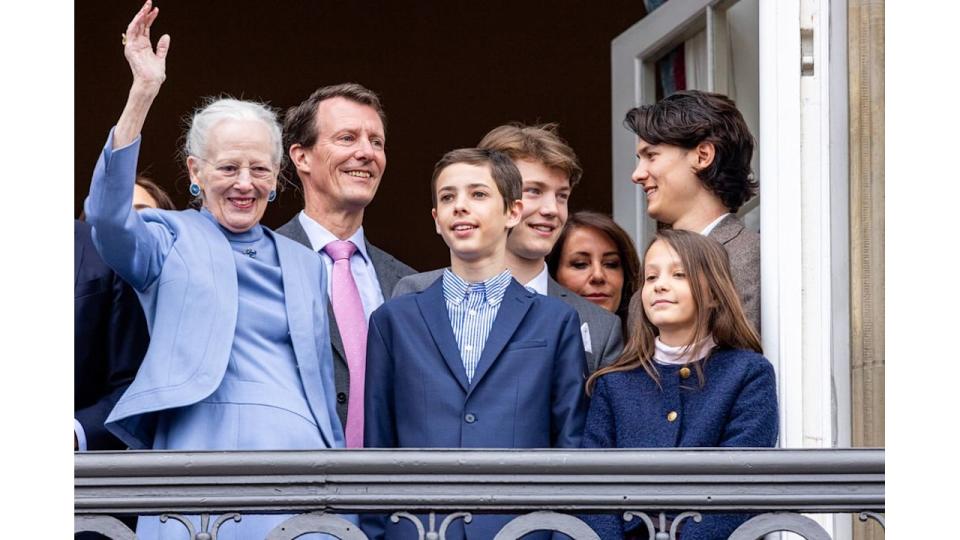 Queen Margarethe waving next to Count Henrik and Countess Athena; behind them are Prince Joachim, Count Felix and Count Nikolai