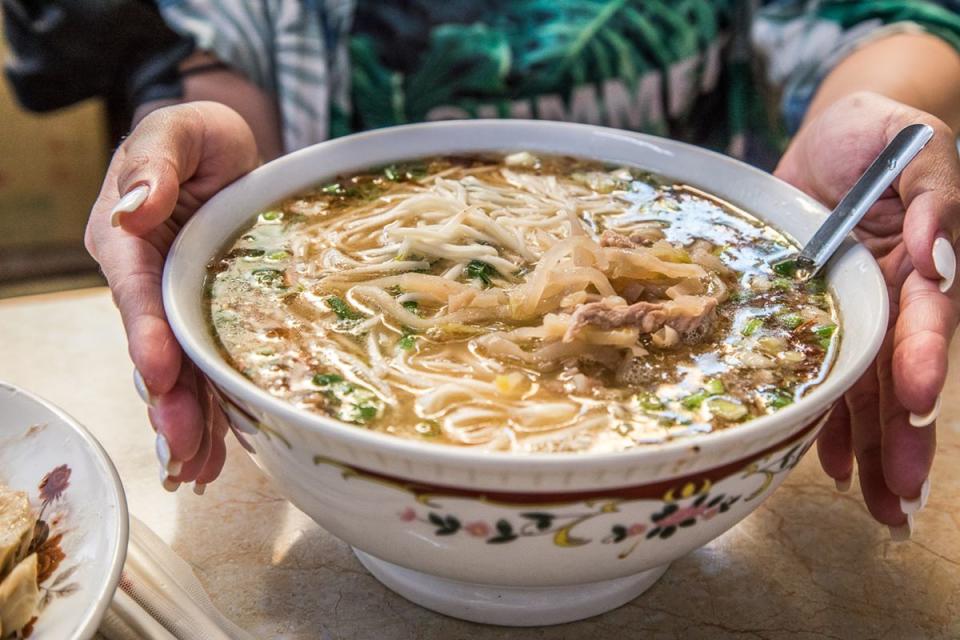 只賣這一味暴紅！60年「榨菜肉絲麵」大碗公裝僅80元，爆量細Q麵飽到天靈蓋