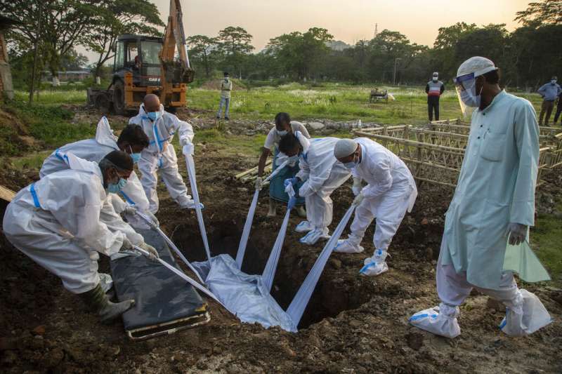 死亡病例湧入讓印度的火葬場不堪負荷，遺體與家屬只得排隊等候。（美聯社）